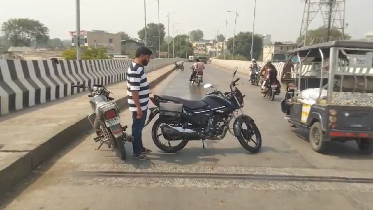 कई बाइक सवार फिसलकर घायल, सतर्कता से टला बड़ा हादसा