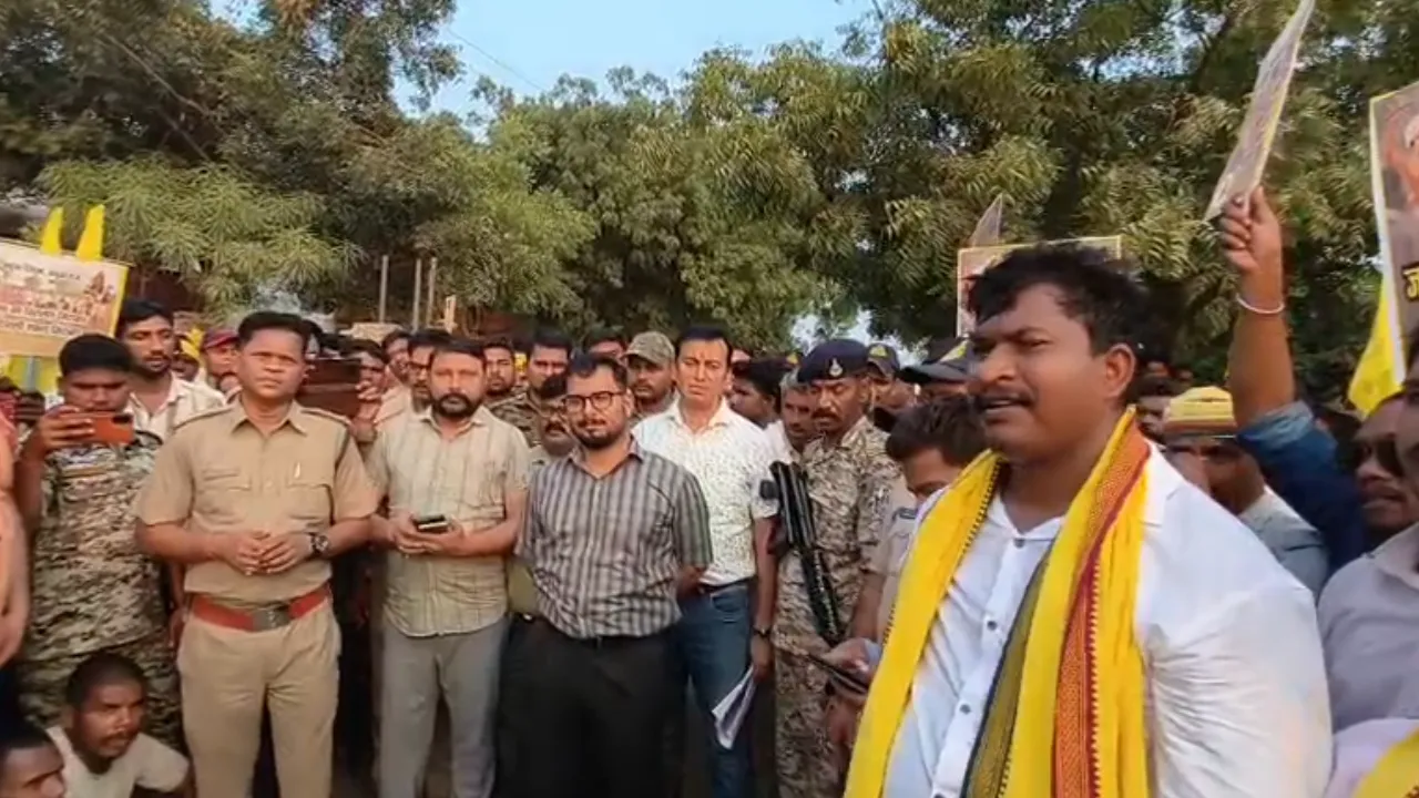 एसडीएम कोर्ट के बाहर फूटा आदिवासियों का गुस्सा, अवैध कब्जे के नाम पर आदिवासियों को हटाने का आरोप