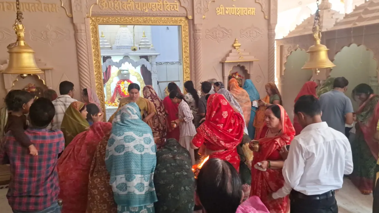 नवरात्रि के प्रथम दिन देवी मंदिरों में उमड़ी श्रद्धालुओं की भारी भीड़