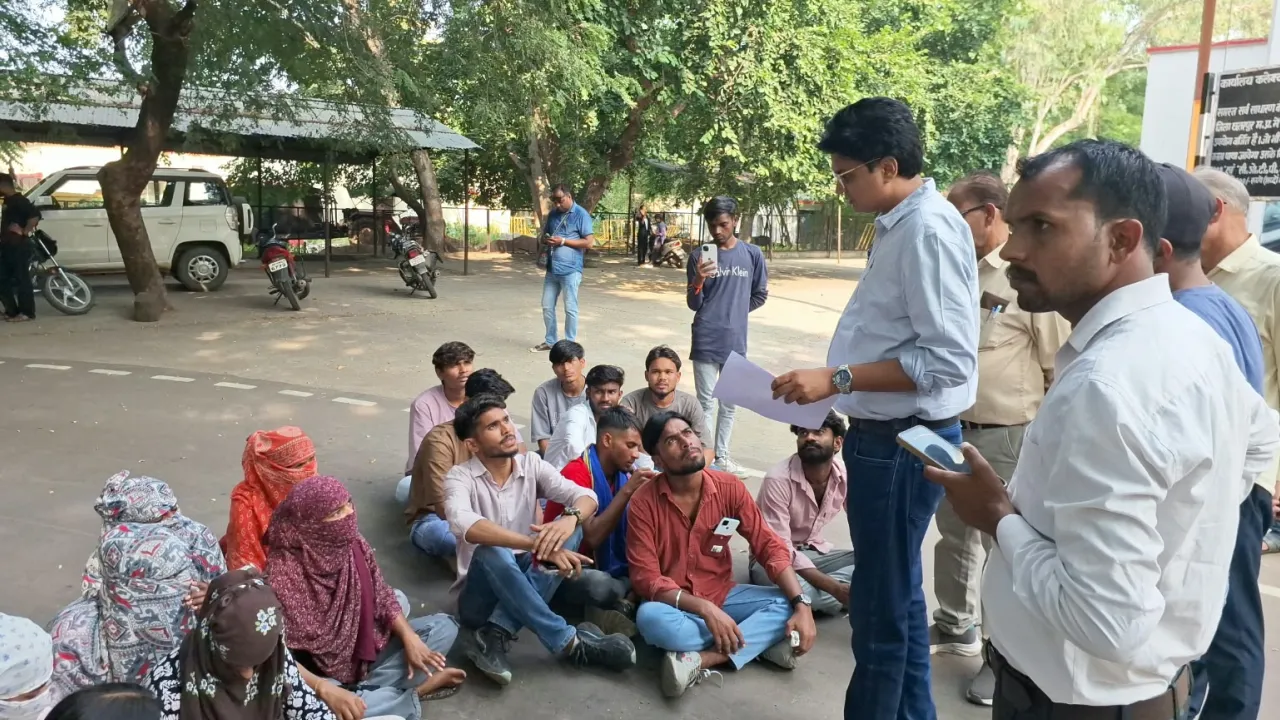 अधीक्षिका की प्रताड़ना और अनियमितताओं के खिलाफ कलेक्ट्रेट पर दिया धरना