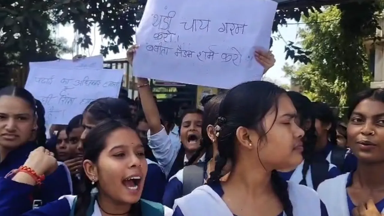 जेन अल्फा का जबरदस्त प्रदर्शन, मारपीट के आरोप में शिक्षिका स्कूल से हटी