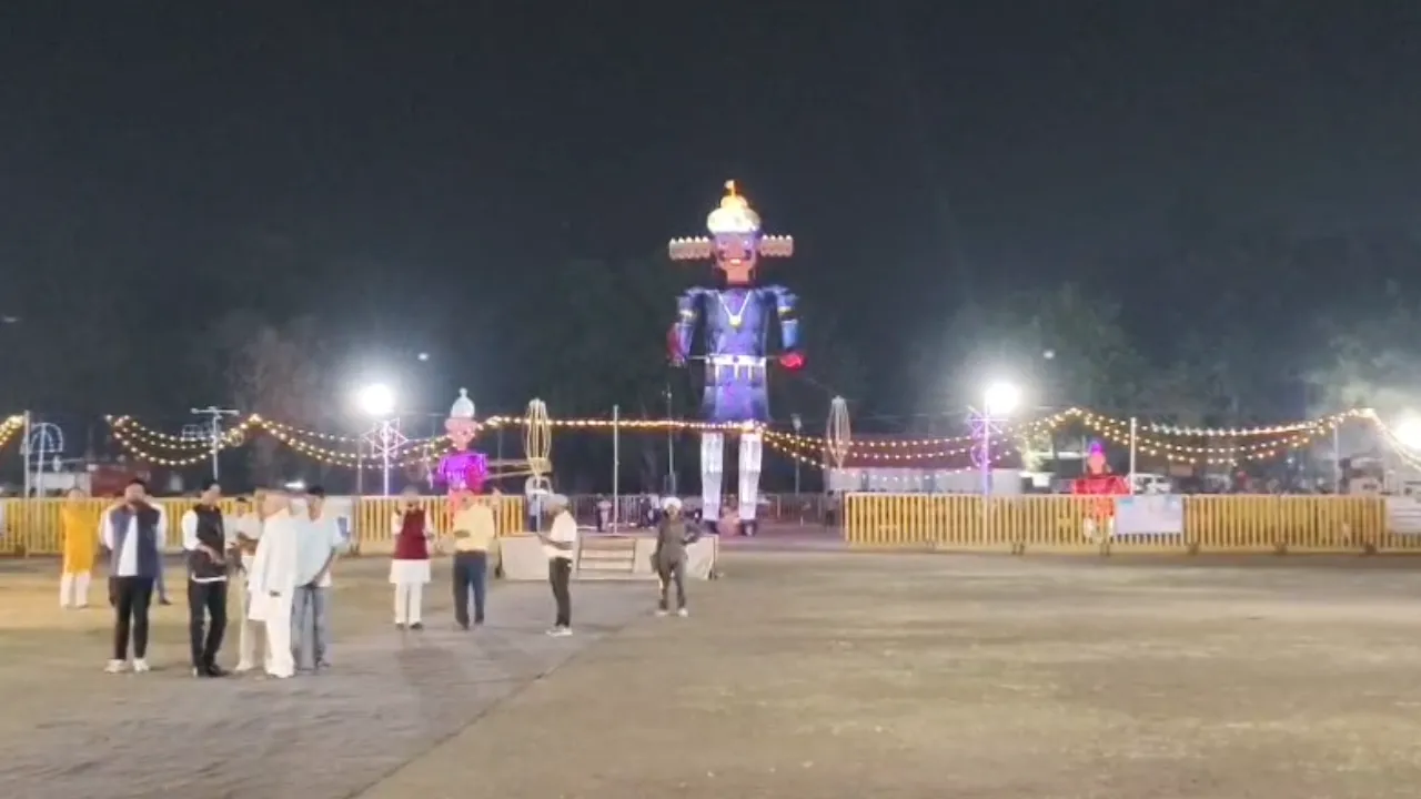 पीटीसी ग्राउंड पर 51 फीट ऊंचे रावण का दहन, आतिशबाजी से जगमगाया आसमान