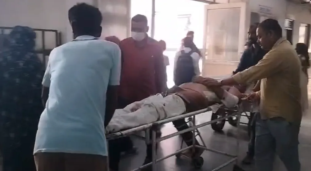छतरपुर में पारिवारिक कलह के बीच खूनी संघर्ष: युवक पर कुल्हाड़ी से जानलेवा हमला, सिर में गंभीर चोट से हालत नाजुक