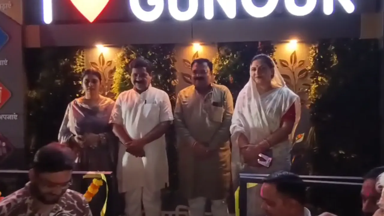गुनौर बस स्टैंड पर हुआ गांधी प्रतिमा का अनावरण, सेल्फी पॉइंट का भी उद्घाटन