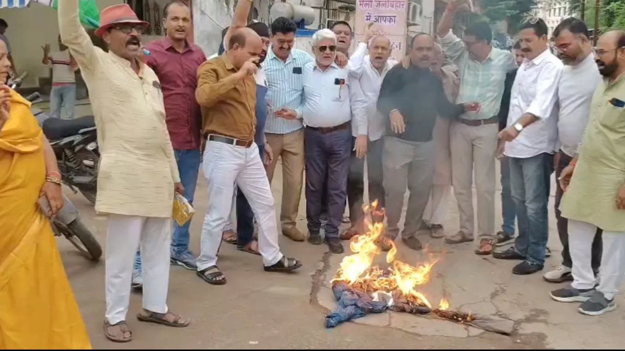 हरदीप सिंह पुरी को राज्यसभा प्रत्याशी बनाए जाने पर छतरपुर में कांग्रेस का विरोध प्रदर्शन, पुतला दहन