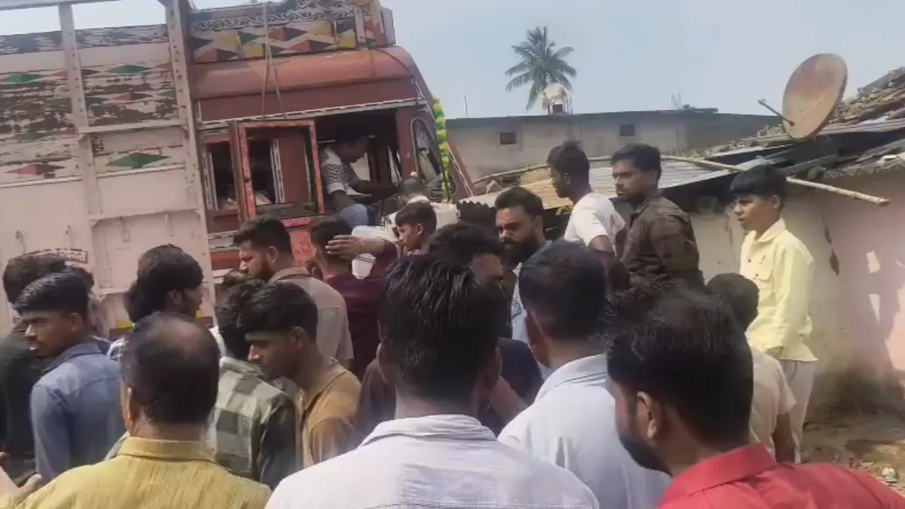 घर के आंगन में खेल रहे मासूम को कुचला, मौत; दूसरा बच्चा गंभीर रूप से घायल