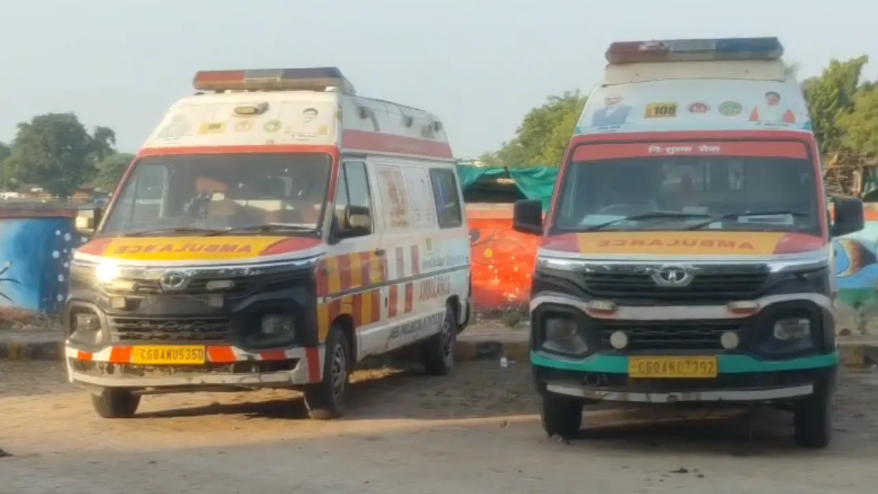 छतरपुर में स्वास्थ्य व्यवस्था बेपटरी: खजुराहो बस स्टैंड पर लावारिस हाल में खड़ी मिलीं दर्जनों एंबुलेंस