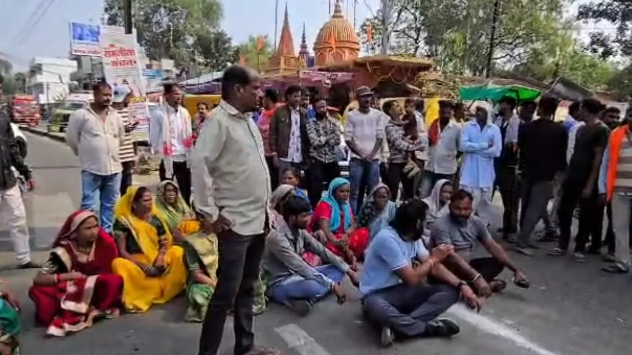 प्रसूता और नवजात की मौत के बाद परिजनों का फूटा गुस्सा, सड़क पर उतरकर लगाया जाम