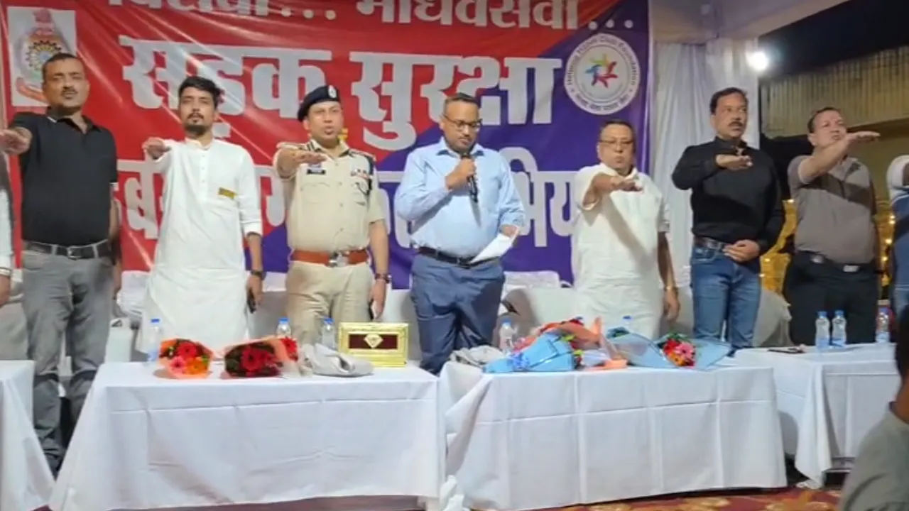 खरसिया में यातायात-साइबर जागरूकता अभियान का भव्य आगाज, आईजी-एसएसपी ने दिलाई सड़क सुरक्षा की शपथ