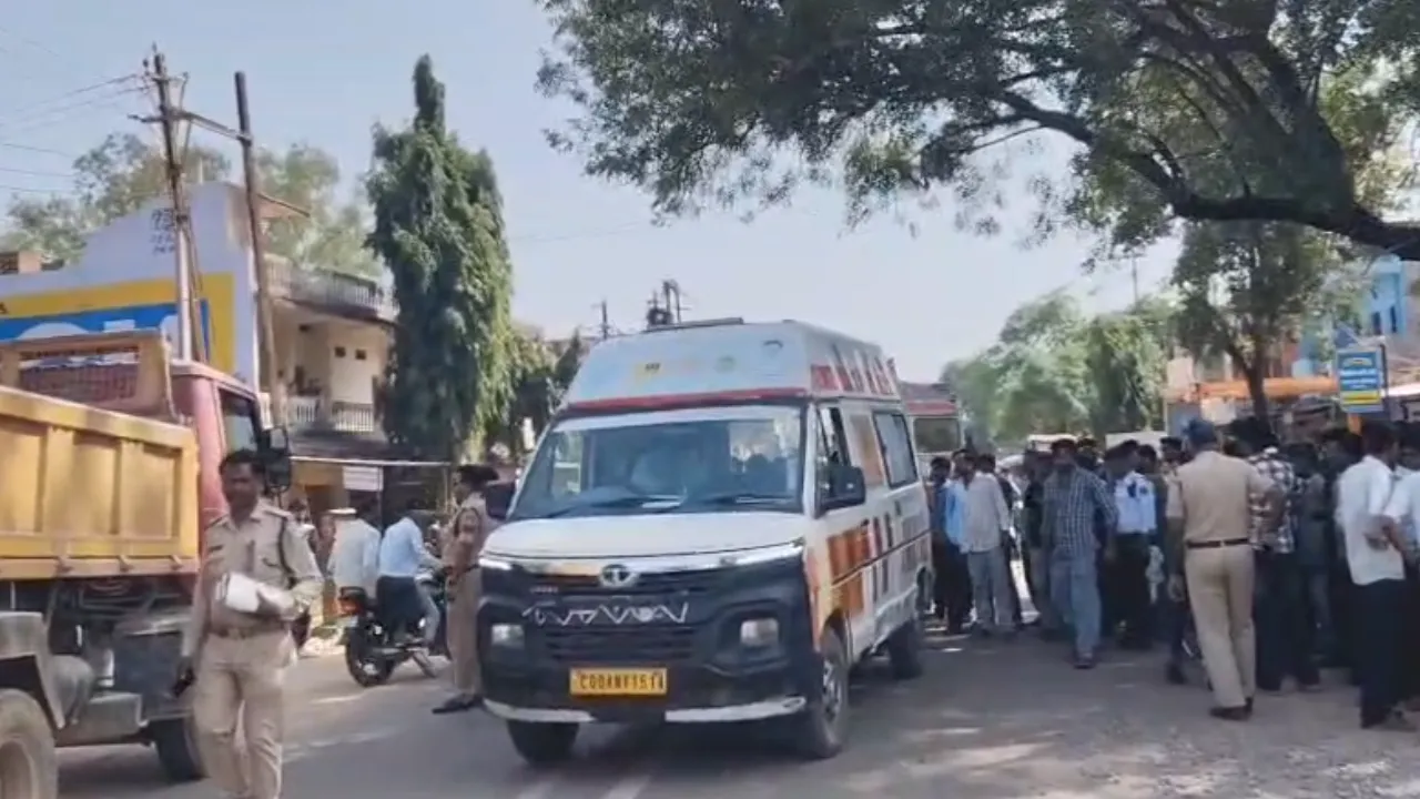 छतरपुर में गिट्टी से भरे ट्रैक्टर की चपेट में आया बाइक सवार, 20 वर्षीय युवक की मौत