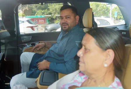 आईआरसीटीसी केस: दिल्ली की कोर्ट ने राबड़ी और तेजस्वी को 19 नवंबर को पेश होने का आदेश दिया आईआरसीटीसी केस: दिल्ली की कोर्ट ने राबड़ी और तेजस्वी को 19 नवंबर को पेश होने का आदेश दिया