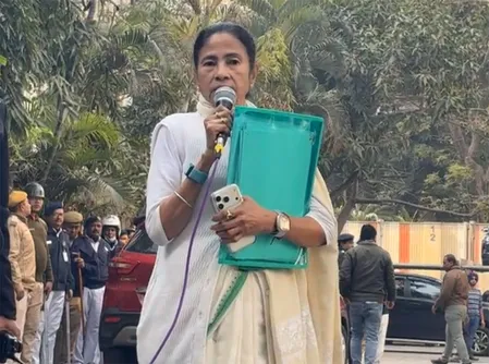आई-पैक छापेमारी विवाद: सुप्रीम कोर्ट ने ममता बनर्जी के खिलाफ सीबीआई जांच की ईडी की मांग पर सुरक्षित रखा फैसला