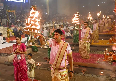 वाराणसी : 64 दिन बाद दशाश्वमेध घाट पर लौटी गंगा आरती, जलस्तर घटने से 84 घाटों का संपर्क बहाल