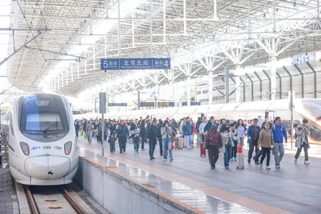 राष्ट्रीय दिवस की छुट्टियों के पहले दिन रेलवे में भारी भीड़