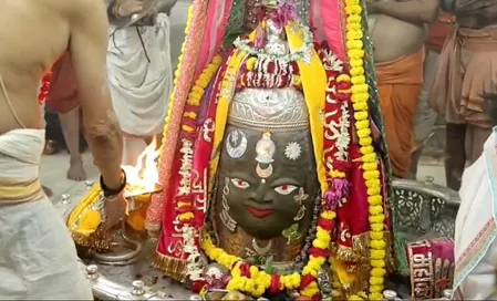 बाबा महाकाल का भांग, चंदन और भस्म से भव्य शृंगार; रजत चंद्र-त्रिशूल और मुकुट धारण कर भक्तों को दिए दर्शन