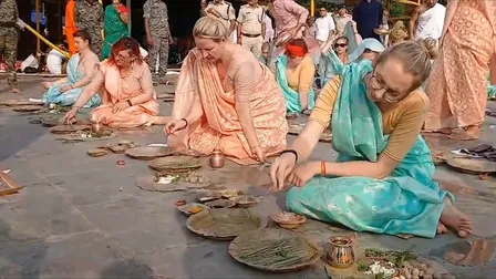 गया जी के देवघाट पर विदेशी तीर्थयात्रियों ने किया पिंडदान, पितरों की मोक्ष की कामना