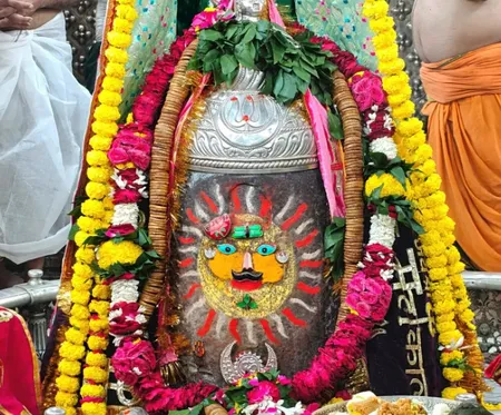 रजत मुकुट और फूलों से सजे बाबा महाकाल, भस्म आरती में शामिल होने देशभर से पहुंचे श्रद्धालु