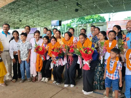 एशियन गेम्स में स्वर्ण पदक लेकर लौटीं झारखंड की बेटियां, ढोल-नगाड़ों और जयघोष से गूंजा रांची एयरपोर्ट
