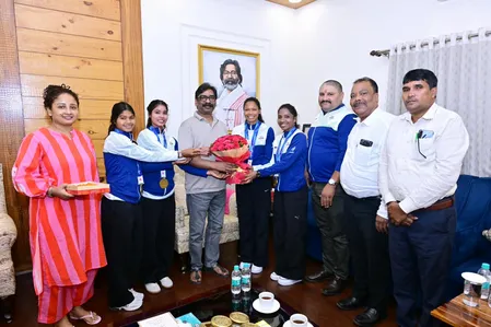 एशियन गेम्स की स्वर्ण विजेता झारखंड की हॉकी खिलाड़ियों से मिले सीएम हेमंत सोरेन, किया सम्मानित