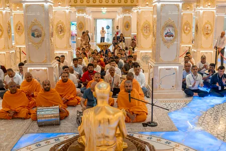 अबू धाबी के बीएपीएस हिंदू मंदिर में स्मित मच्छार के लिए विशेष प्रार्थना