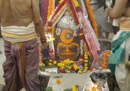 भस्म अर्पित कर किया गया भव्य शृंगार, तिलक-आभूषण से सजे बाबा महाकाल
