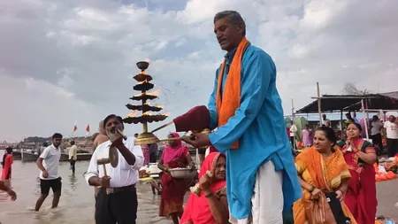 इंदिरा एकादशी पर संगम में उमड़ा आस्था का सैलाब, श्रद्धालुओं ने लगाई पवित्र डुबकी