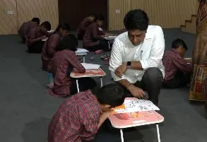 'सेवा संकल्प अभियान' के तहत स्कूली बच्चों ने ड्रॉइंग के जरिए 'विकसित भारत' को दिखाया