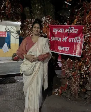 अभिनेत्री तनिषा मुखर्जी पहुंचीं कैंची धाम, बाबा नीम करौली के किए दर्शन