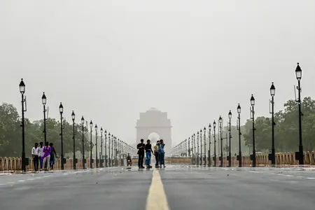 मानसून खत्म होने के साथ बदला मौसम का मिजाज, तेज हवाओं के बीच सुबह और रात हल्की ठंड का असर