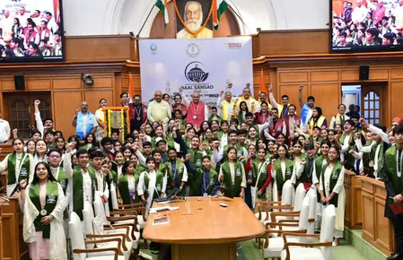 दिल्ली विधानसभा में युवाओं ने उठाए प्रदूषण, जल संरक्षण और जलवायु परिवर्तन के मुद्दे