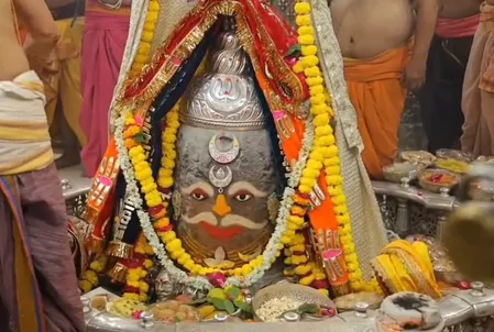 राजा स्वरूप में सजे बाबा महाकाल, पंचामृत पूजन के साथ की गई भस्म आरती