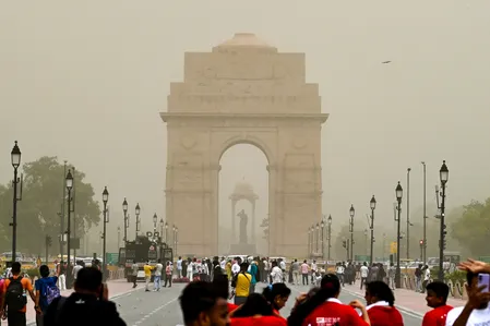 दिल्ली-एनसीआर में मौसम हुआ सुहावना, तापमान में आई गिरावट; बढ़ा प्रदूषण का खतरा