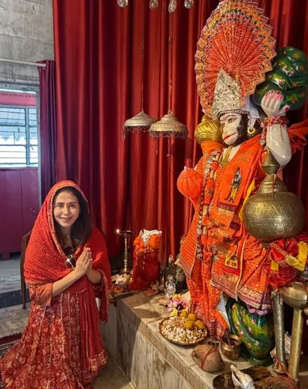 उर्मिला मातोंडकर ने किए संजीवनी हनुमान मंदिर के दर्शन, बोलीं- यहां मिलने वाली शांति का अनुभव जरूर करना चाहिए
