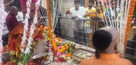 शारदीय नवरात्रि 2026: प्रयागराज के प्रसिद्ध दशाश्वमेध घाट और शक्ति पीठ आलोक शंकरी में उमड़ी भक्तों की अपार भीड़