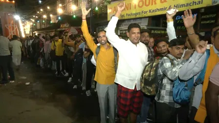शारदीय नवरात्रि 2026: पहले दिन वैष्णो देवी मंदिर में उमड़ी भीड़, देर रात से लाइन में लगे हैं भक्त