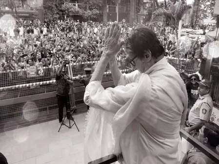 अमिताभ बच्चन ने जलसा गेट पर इंतजार कर रहे ईएफ फैमिली से मांगी माफी, कहा- जल्द मिलेंगे