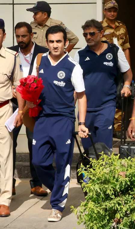 तीसरे टी20 से पहले महाकालेश्वर मंदिर पहुंचे गौतम गंभीर और सितांशु कोटक, बाबा महाकाल का लिया आशीर्वाद