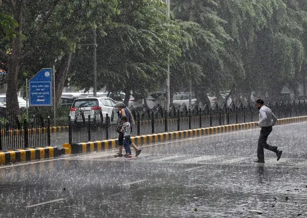 पश्चिमी विक्षोभ के सक्रिय होने के कारण बदला मौसम का मिजाज, आने वाले दिनों में भी छाए रहेंगे बादल