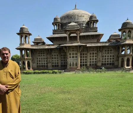 ग्वालियर में मोहम्मद गौस की मजार पर पहुंचे रजा मुराद, तस्वीर साझा कर खासियत का किया जिक्र