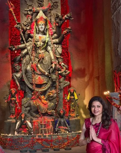 शारदीय नवरात्र पर मंदिर पहुंचीं अभिनेत्री भाग्यश्री, मां के नौ रूपों का बताया महत्व