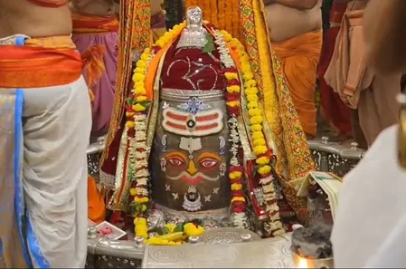 बाबा महाकाल का राजा स्वरूप में भव्य शृंगार, भस्म आरती में बड़ी संख्या में शामिल हुए श्रद्धालु