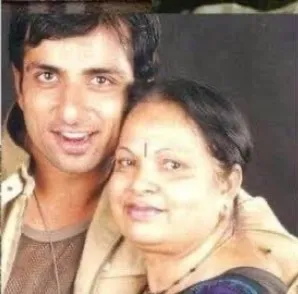 मां को याद कर भावुक हुए सोनू सूद, 19वीं पुण्यतिथि पर शेयर किया इमोशनल पोस्ट