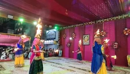 गुजरात में आस्था और रोमांच का अनोखा संगम, कहीं आग वाली इंधोनी तो कहीं अंगारों के बीच स्वास्तिक रास गुजरात में आस्था और रोमांच का अनोखा संगम, कहीं आग वाली इंधोनी तो कहीं अंगारों के बीच स्वास्तिक रास