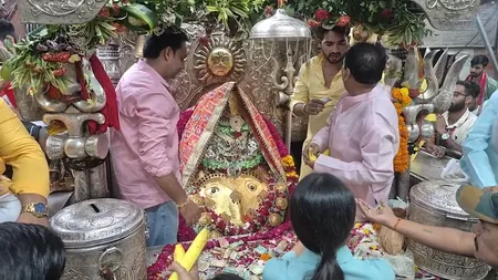 नवरात्रि के चौथे दिन कालकाजी मंदिर में उमड़ी भीड़, मां कूष्मांडा के दर्शन को पहुंचे हजारों भक्त