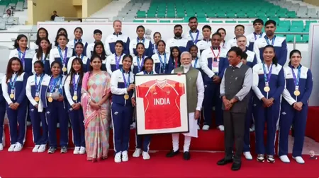 एशियन गेम्स 2026 के भारतीय दल से पीएम मोदी की मुलाकात, खिलाड़ियों ने भेंट की 'जर्सी'
