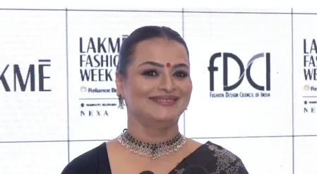 लैक्मे फैशन वीक में शिल्पा शिरोडकर का जलवा, फैशन डिजाइनर संजुक्ता दत्ता के लिए बनीं शो स्टॉपर