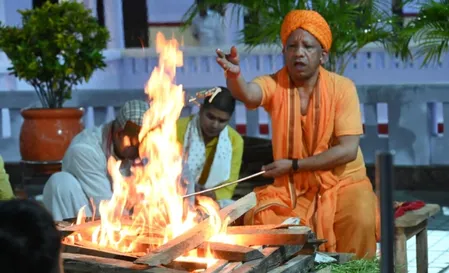महानिशा पूजन कर सीएम योगी ने की जगत कल्याण की प्रार्थना