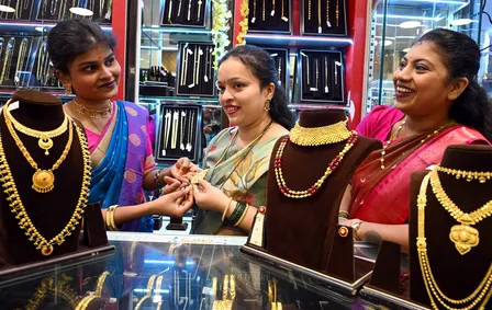 दिवाली से पहले सोने-चांदी की कीमतें धड़ाम, गोल्ड 0.59 प्रतिशत टूटा तो सिल्वर 3,700 रुपए गिरी