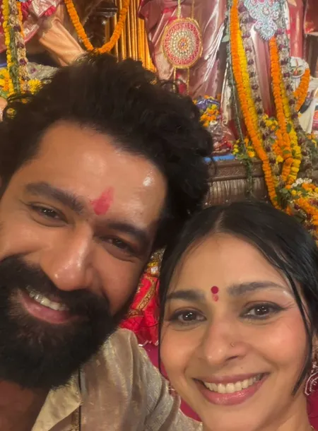 मुखर्जी परिवार की दुर्गा पूजा में पहुंचे विक्की कौशल, तनीषा के साथ दिए पोज