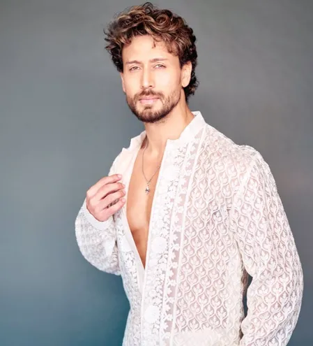 टाइगर श्रॉफ की कार पर फायरिंग से बॉलीवुड में चिंता, सेलेब्स ने कहा- कड़ी सुरक्षा जरूरी